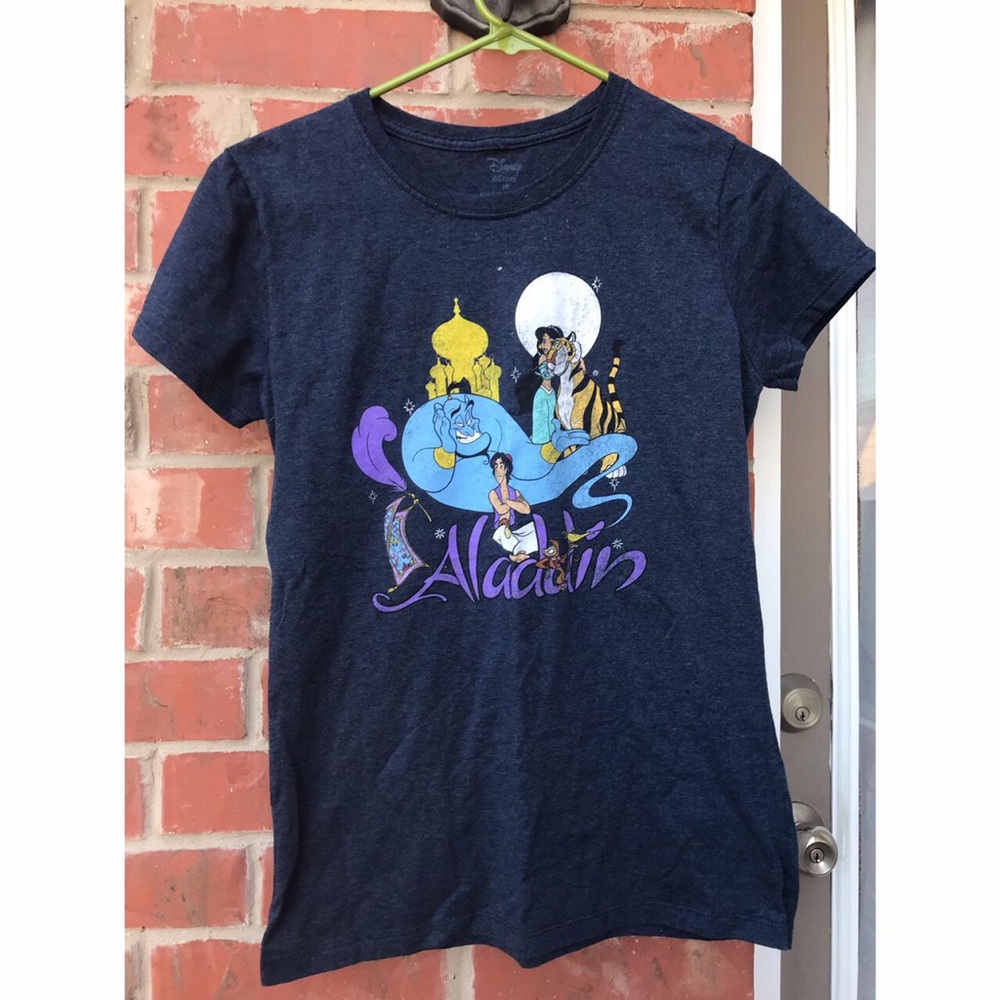 Cute Disney’s Aladdin graphic tee - excellent condition!